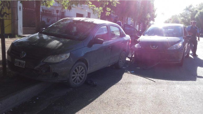 Por esquivar un auto, chocó contra otro estacionado