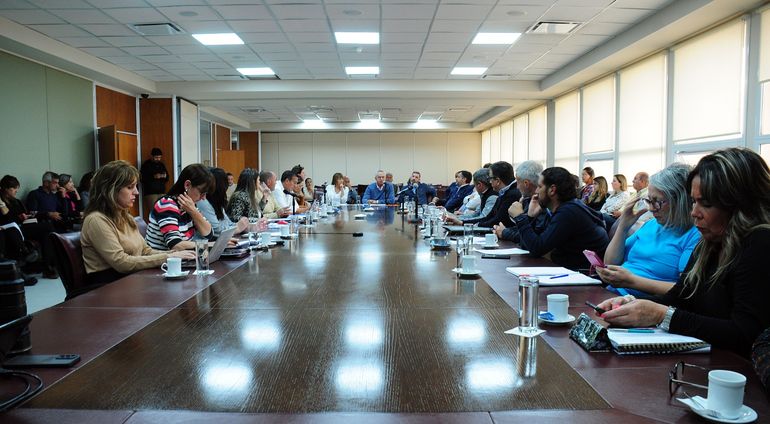 La comisión de Hacienda y Presupuesto, Cuentas y Obras Públicas (B) recibió este martes al administrador general del ISSN, Néstor Martín. La comisión de Hacienda y Presupuesto, Cuentas y Obras Públicas (B) recibió este martes al administrador general del ISSN, Néstor Martín.