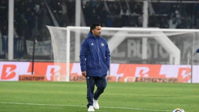 Carlos Tévez debutó en Talleres de Córdoba con una derrota y prendió fuego a dos jugadores