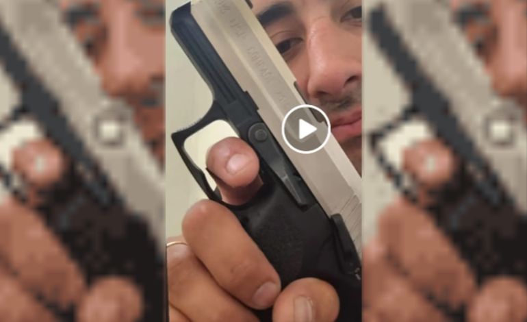 El ministro de Seguridad de Chubut consideró que las fotos de Luis Uribe con armas eran motivo suficiente para autorizar los allanamientos que pidió la policía, pero la Justicia no los autorizó. El ministro de Seguridad de Chubut consideró que las fotos de Luis Uribe con armas eran motivo suficiente para autorizar los allanamientos que pidió la policía, pero la Justicia no los autorizó.