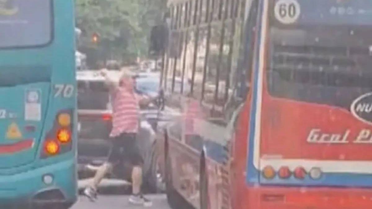 Un día de furia: un hombre atacó a un colectivo con una llave cruz