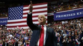 En contra de los científicos, Trump promete una vacuna inmediata