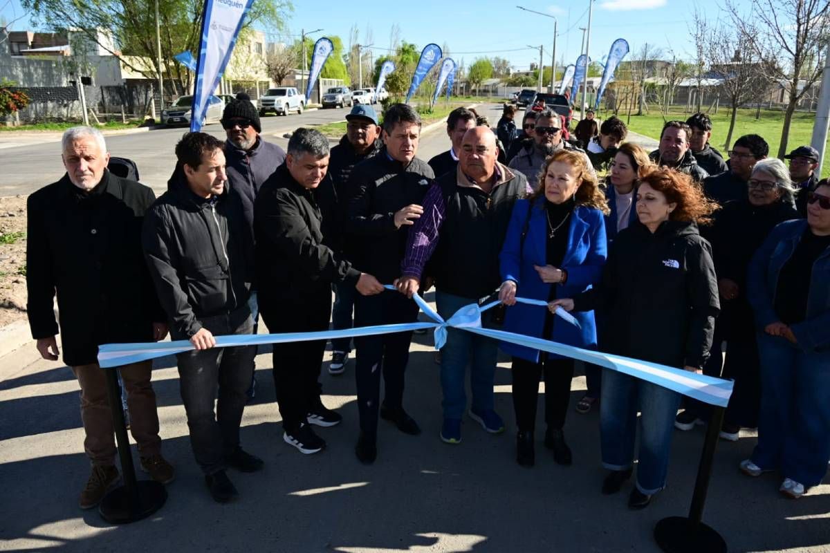 gaido inauguro 40 nuevas cuadras de asfalto en valentina sur y comenzo la ejecucion de otras 70