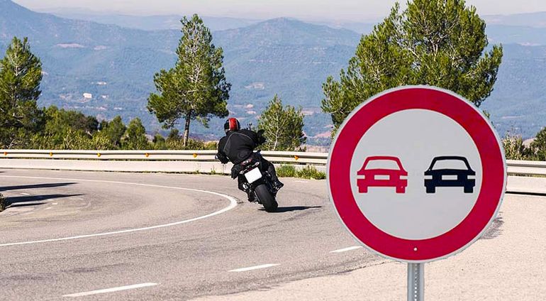 La señal de tránsito de no adelantar es de prohibición. La señal de tránsito de no adelantar es de prohibición.