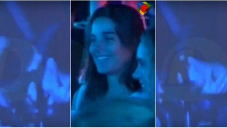 La actriz se encontraba tras bambalinas cuando fue captada in fraganti con un rockero.