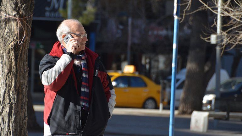 Abuelos manejan el celu casi al nivel de los pibes
