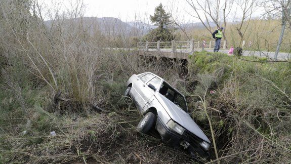 San Martín: se despistó y cayó con el auto a un canal