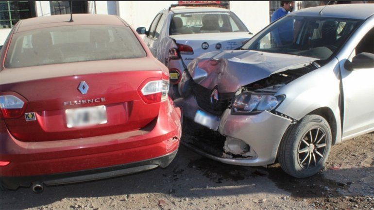 Manejaba borracho y chocó a dos autos que estaban estacionados
