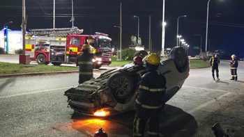 violento accidente en ruta 7: tres heridos tras chocar un semaforo y sufrir un vuelco