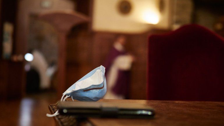 Twitter: sacerdote arranca las mascarillas durante la misa