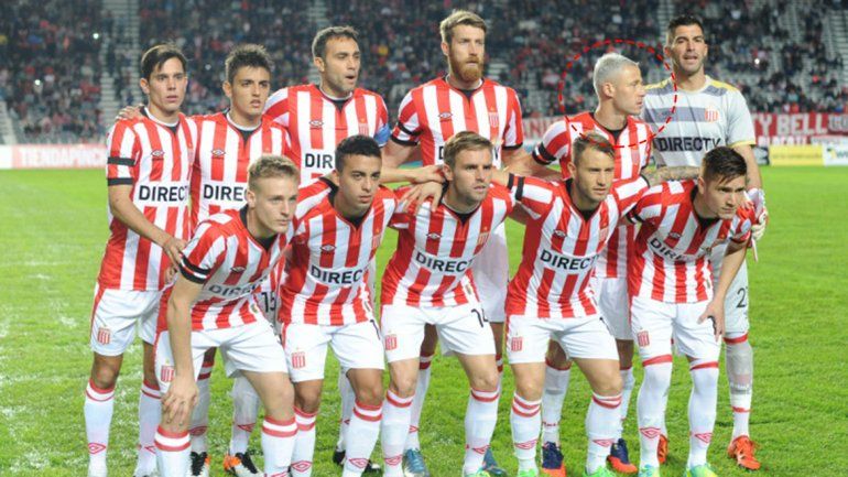 La emotiva historia del jugador de Huracán que sale mal en las fotos para honrar a su hermano