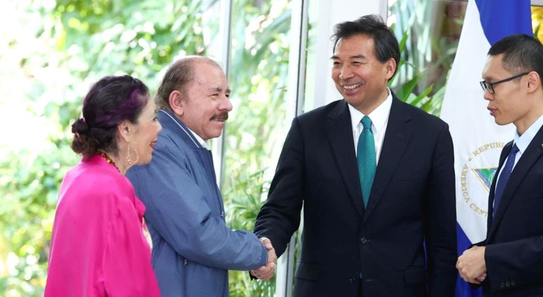 Rosario Murillo y Daniel Ortega con una delegación de China, su socio junto con Rusia