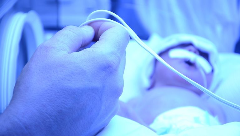 Bebés en riesgo en Neuquén: Cada vez nacen más niños impactados por el consumo de drogas de sus padres