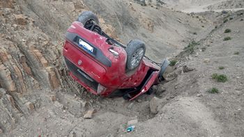 Vuelco y misterio_ no encuentran a la conductora Chos Malal (1).jpg