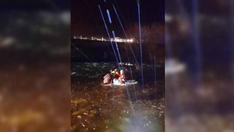 Vehículo varado en el río que debió ser rescatado por bomberos. Vehículo varado en el río que debió ser rescatado por bomberos.