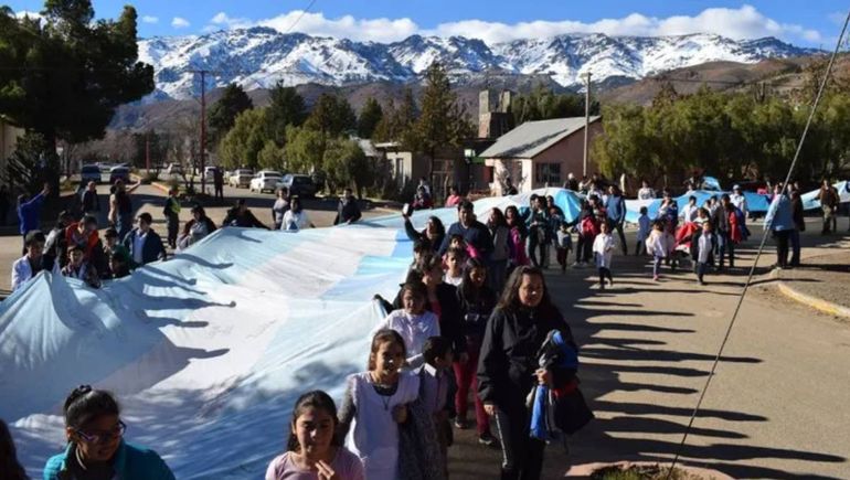 Andacollo celebra el 20 de junio con la bandera más larga de la Patagonia