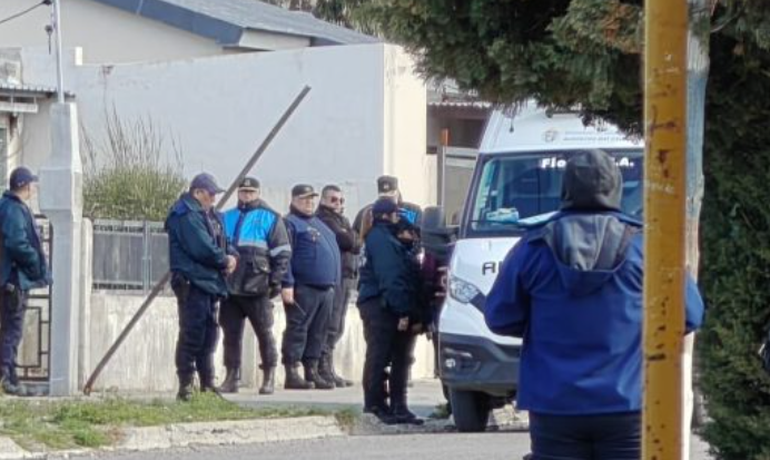 El hombre estuvo atrincherado cerca de tres horas, en Comodoro Rivadavia. El hombre estuvo atrincherado cerca de tres horas, en Comodoro Rivadavia.