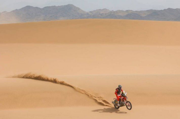 Kevin Benavides culminó tercero en la penúltima etapa y continúa en lo más alto en el clasificador general del Dakar 2021.