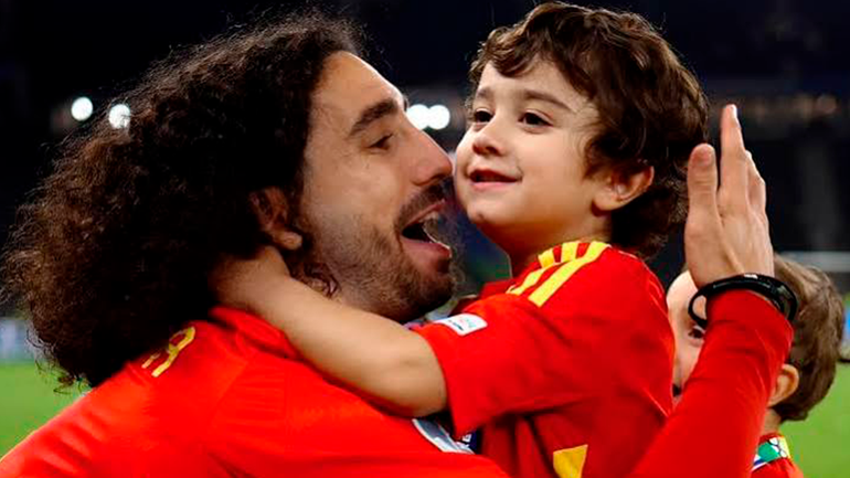 Marc Cucurella y su hijo tras ganar el Mundial 2026.