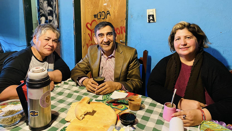 La última foto de Vicente Godoy el viernes por la mañana. Había estado con una emprendedora y con Marisa Antiñir, quien ahora lo suplanta en la intendencia de Las Ovejas. el gobernador Omar Gutiérrez había confirmado su fallecimiento. La última foto de Vicente Godoy el viernes por la mañana. Había estado con una emprendedora y con Marisa Antiñir, quien ahora lo suplanta en la intendencia de Las Ovejas. el gobernador Omar Gutiérrez había confirmado su fallecimiento.