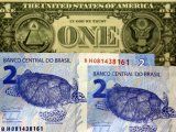 Foto de archivo. Dos billetes del real brasileño y uno del dólar, en una imagen tomada en Sao Paulo, Brasil, 22 de septiembre de, 2015.