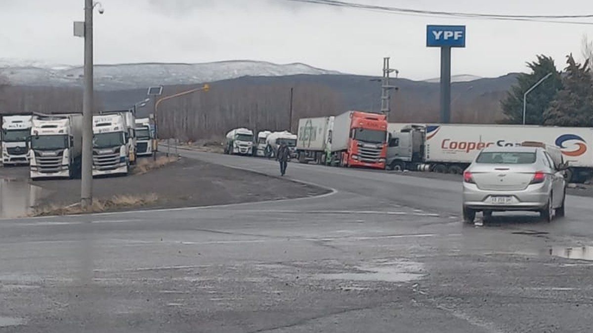 Cierre de Pino Hachado: decenas de camiones pasaron la noche varados en Las Lajas