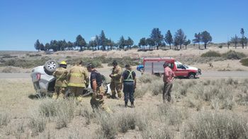 Una mujer protagonizó un vuelco en la ruta 40 y fue derivada a Neuquén