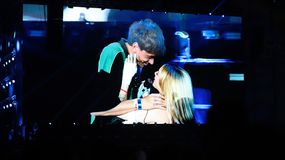 Ángela Torres y su novio Marcos Giles, se trenzaron en un beso apasionado en el escenario de la Fiesta de la Confluencia.