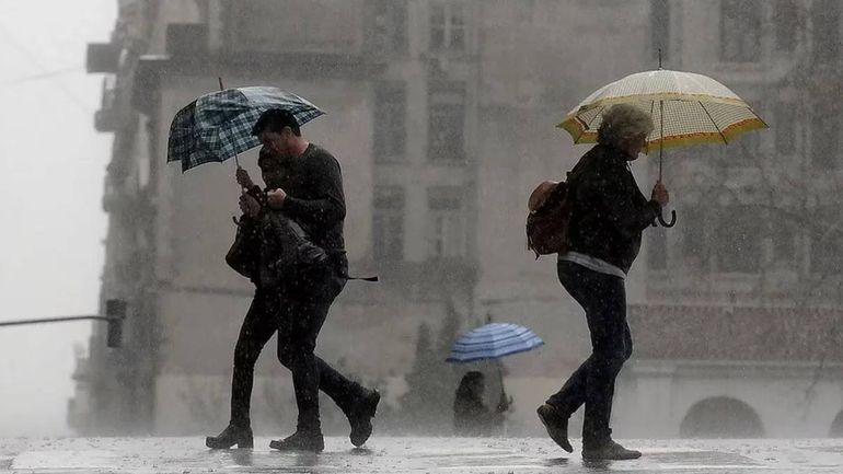 La alerta por lluvias y viento llegó a distintos puntos del país. 