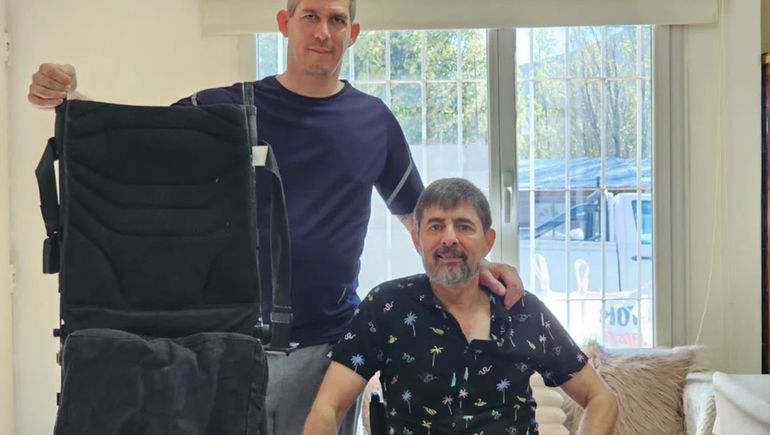 Fernando Cadario y Cruz Melián con la silla bipedestadora