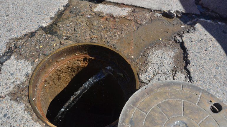 Denuncian malversación de fondos en la obra cloacal de Senillosa