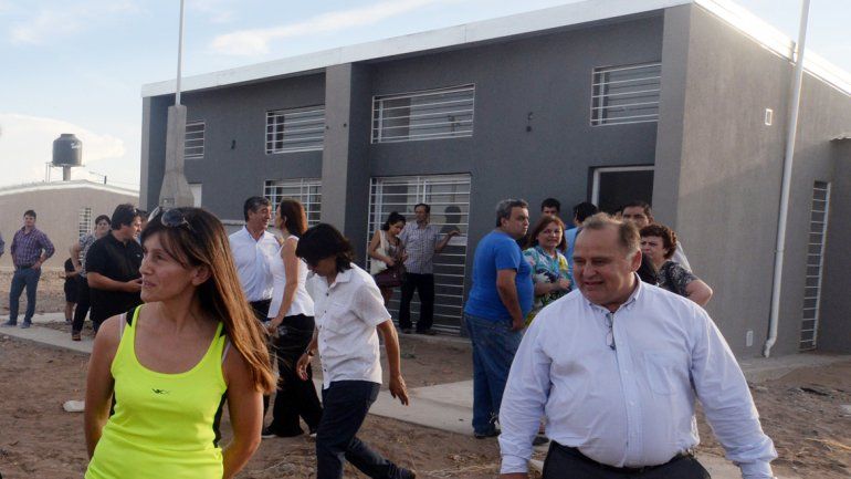 El intendente Moenne recorrió las casas junto a vecinos y a Gutiérrez.
