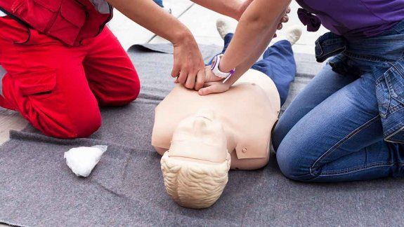 milagro: le practico rcp a su alumna y pudo salvarla