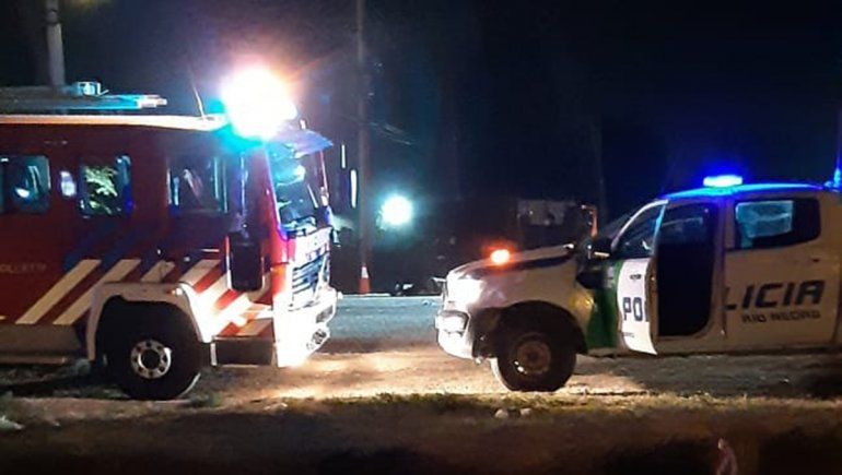 Ruta 151: dos jóvenes motociclistas murieron tras impactar contra un camión