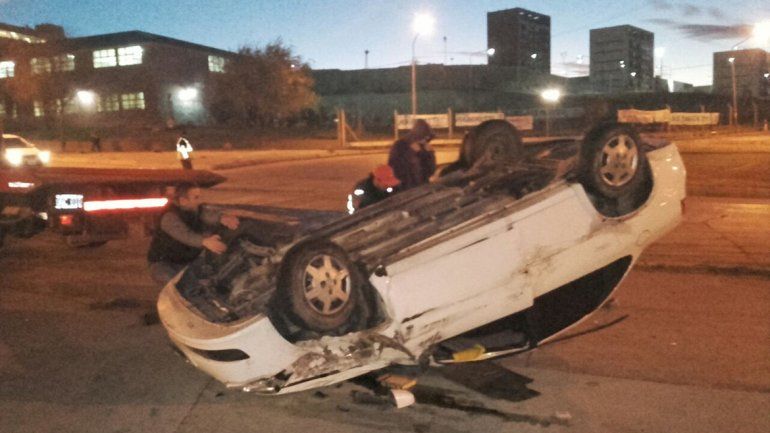 Dos jóvenes salieron ilesos tras espectacular vuelco en la rotonda de Antártida Argentina