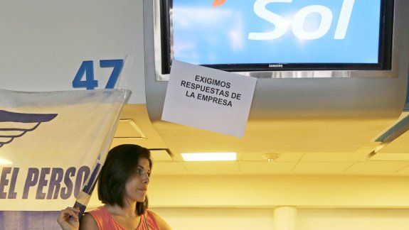 Una empleada de Sol, ayer, en un mostrador de Aeroparque.