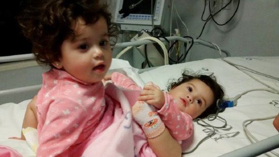 La niñas ingresaron ayer al quirófano del hospital Posadas.