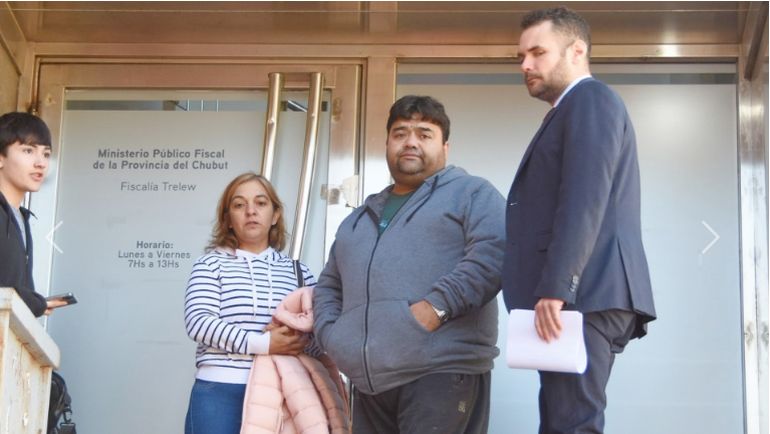 Carlos Centeno (centro), el padre de Emanuel, se presentó como querellante en la investigación que lleva adelante el Ministerio Público Fiscal de Trelew. Carlos Centeno (centro), el padre de Emanuel, se presentó como querellante en la investigación que lleva adelante el Ministerio Público Fiscal de Trelew. 