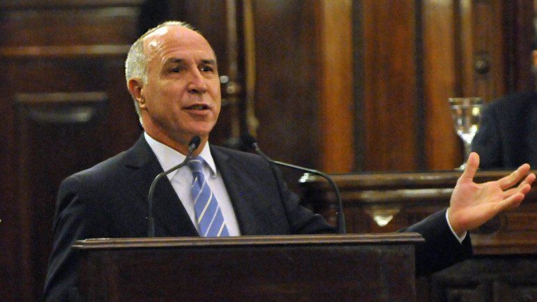 El juez dijo que se ve obligado a defender su honor y el de quienes lo rodean.