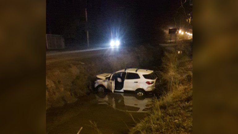 Iba a gran velocidad, volcó en un canal y terminó hospitalizado