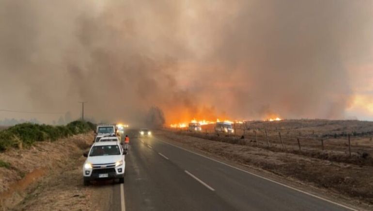 Alerta por incendios en la frontera de Chile y Neuquén: un muerto, varios heridos y toque de queda