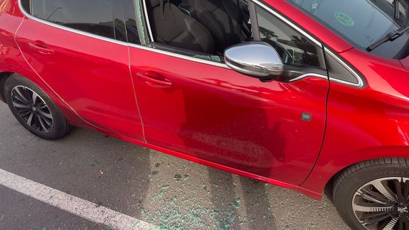 Dejó a su hijo de 2 años encerrado en el auto y se fue a hacer compras: el nene fue salvado por dos policías en España