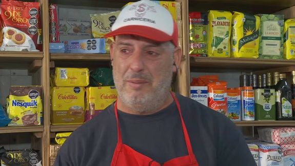 Sergio, el carnicero, mostró el lado más cruel de la inflación y, entre lágrimas contó que cierra su negocio. Foto: TN.