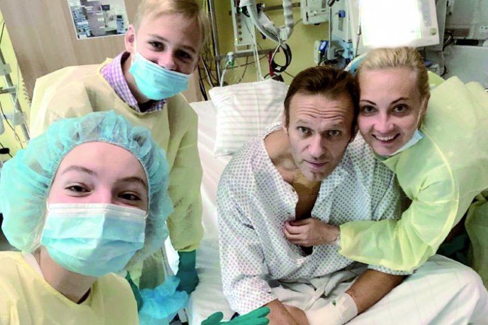 Los colaboradores de Navalny acusan al Kremlin del envenenamiento. Los colaboradores de Navalny acusan al Kremlin del envenenamiento.