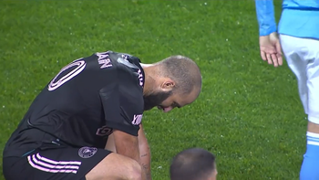 la emocion de higuain tras disputar su ultimo partido como profesional la emocion de higuain tras disputar su ultimo partido como profesional