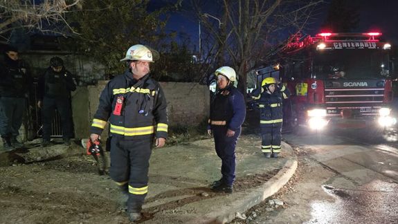 Bomberos Voluntarios de Centenario en la vivienda donde fue hallada la persona sin vida.