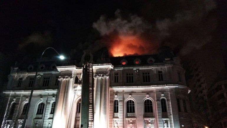 Impresionante incendio en el Banco Nación de Bahía Blanca