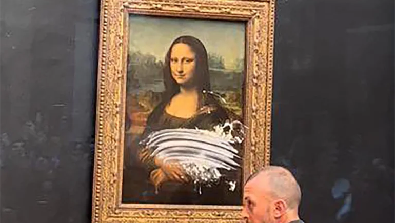 Nuevo ataque contra la Mona Lisa: le lanzaron un tortazo