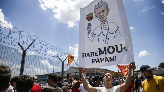 Tremendo recibimiento de los hinchas de la Roma a Mourinho