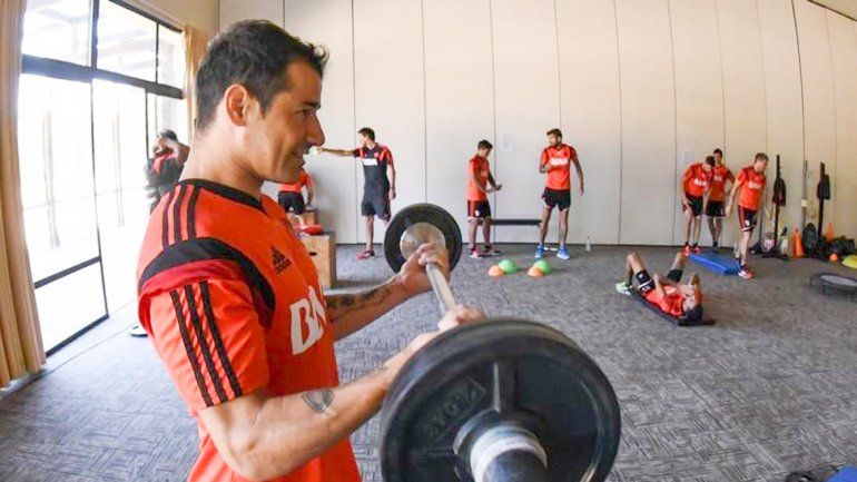 Rodrigo Mora pudo solucionar su tema con la Justicia uruguaya y sueña con volver a marcarle a Boca.